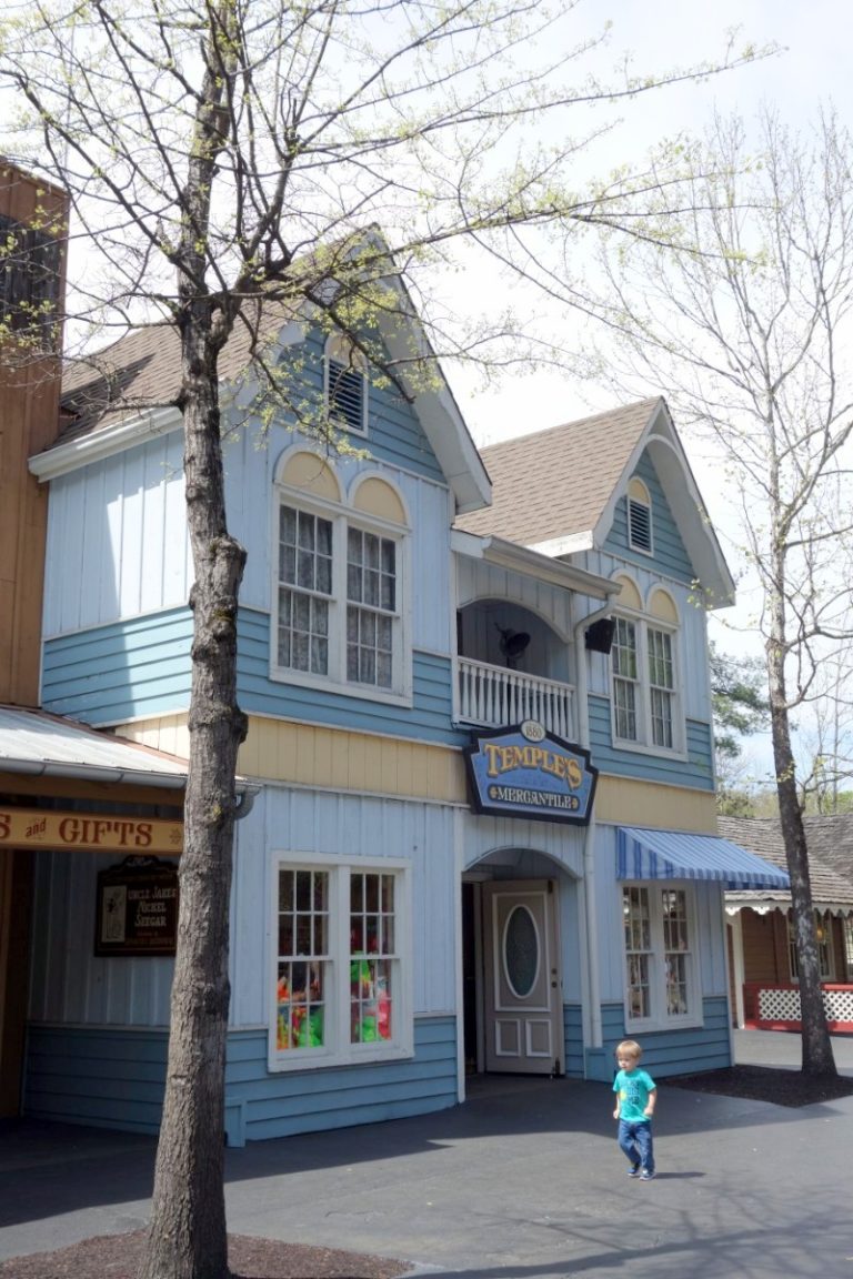 Dollywood Shopping - Roadtrips & Rollercoasters